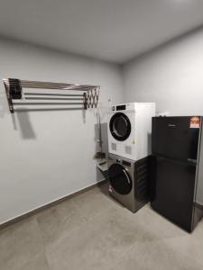 a room with a washer and dryer in a room at Sam Choon Homestay 三春客棧 Batu Pahat City Centre 4R4B4CP 峇株巴轄民宿 市中心Summit旁邊 四房四浴停車方便 in Batu Pahat