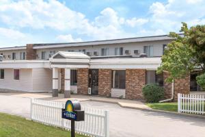 un edificio con un parquímetro delante de él en Days Inn by Wyndham Fond du Lac, en Fond du Lac