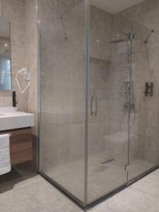 イスタンブールにあるBusiness Life Hotel Güneşliの浴室のガラス扉付きシャワー +82枚の写真