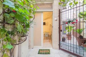 an open door of a house with a gate at Da Nonno Luigi casa vacanze in Giovinazzo
