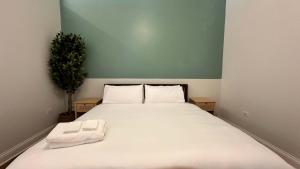 Ένα ή περισσότερα κρεβάτια σε δωμάτιο στο Cozy 1 BR 1 Parking Sleeps 4