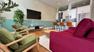 Μια τηλεόραση ή/και κέντρο ψυχαγωγίας στο Cozy 1 BR 1 Parking Sleeps 4 +1 φωτογραφίες