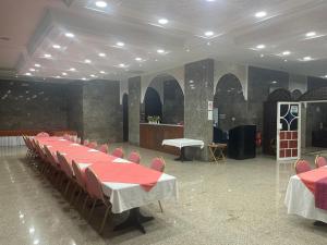 Restaurace v ubytování فندق ظفار Dhofar HOTEL
