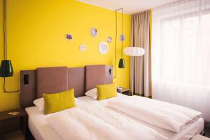 Ein Bett oder Betten in einem Zimmer der Unterkunft Vienna House Easy by Wyndham Berlin Prenzlauer Berg