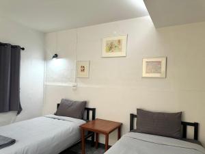 a room with two twin beds and a table at บ้านสวนภูรจิตร Baansuanphurajit in Ban Nong Pa Kha +24 photos
