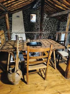 ein Holztisch und Stühle in einem Zimmer in der Unterkunft Agroturismo Los Prados Sierra de San Vicente in Castillo de Bayuela