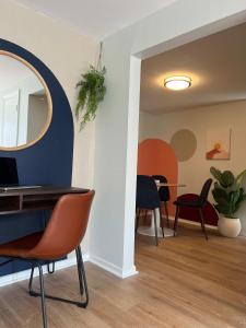 Gallery image of Serenity & Style With Parking in Lombard +2 photos