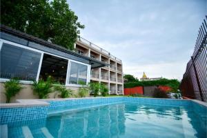 Bazén v ubytování Hotel Aviral Ganga A Unit Of Amritaam Wellness nebo v jeho okolí