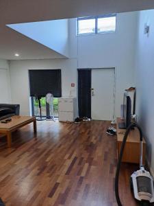 a living room with a couch and a tv at Quiet secure home in CBD, handy close to Downtown Britomart Ferry and Spark Arena in Auckland