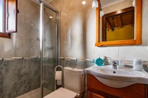 ein Badezimmer mit Toilette, Waschbecken und Dusche in der Unterkunft Apto Amarillo - Casa el gaitero in Susacasa + 14 Fotos
