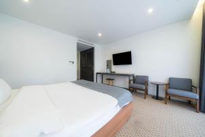TV a/nebo společenská místnost v ubytování Davin Hotel