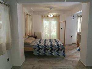 ein Schlafzimmer mit einem Bett und einem großen Fenster in der Unterkunft Downtown Apartment with Private Yard YR1 in Thessaloniki
