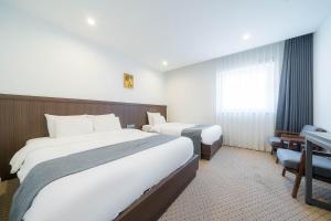 Postel nebo postele na pokoji v ubytování Davin Hotel