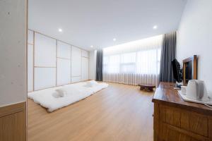 TV a/nebo společenská místnost v ubytování Davin Hotel