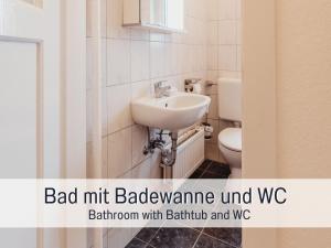 a bathroom with a sink and a toilet at Wohlfühloase in Kirchditmold - Netflix und gute Anbindung an Innenstadt und Weltkulturerbe Bergpark Wilhelmshöhe in Kassel