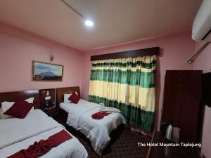 Ένα ή περισσότερα κρεβάτια σε δωμάτιο στο The hotel mountain Taplejung