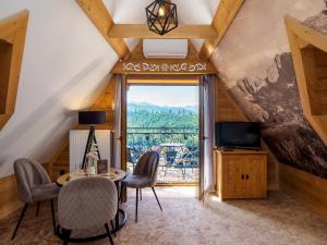 Televízia a/alebo spoločenská miestnosť v ubytovaní Apartamenty Małe Ciche z jacuzzi ogrodowym, widokiem na TATRY i SKY WALK