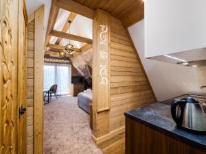 Kuchyňa alebo kuchynka v ubytovaní Apartamenty Małe Ciche z jacuzzi ogrodowym, widokiem na TATRY i SKY WALK