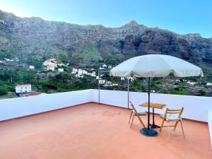 un tavolo e due sedie su un balcone con vista di Casa La Favorita a Valle Gran Rey