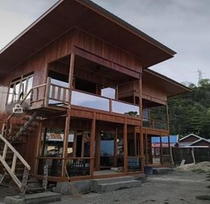 哥伦打洛省Goroadventures and Dive Resort的用枪建造的房子