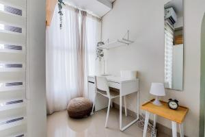 Fotografie z fotogalerie ubytování Simply and Cozy Living Studio Transpark Bintaro Apartment By Travelio v destinaci Tangerang