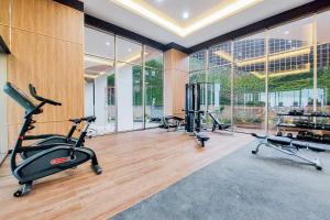 Fitness centrum a/nebo fitness zařízení v ubytování Simply and Cozy Living Studio Transpark Bintaro Apartment By Travelio