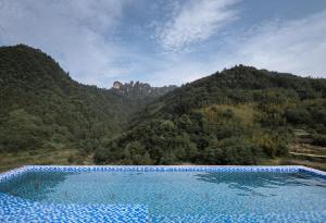 Pemandangan umum gunung atau pemandangan gunung yang diambil dari hotel