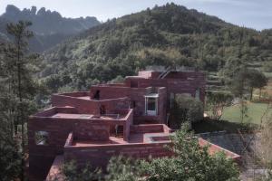 Pemandangan umum gunung atau pemandangan gunung yang diambil dari hotel