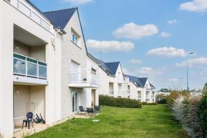 a row of white houses with a yard at Centre-ville Pléneuf Val André, appartement pour 4 in Pléneuf-Val-André +8 photos
