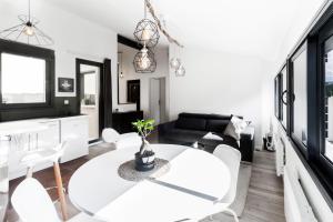 トゥールーズにあるChaleureux T2 centre ville au calme et patioの白いテーブルと椅子のあるリビングルーム