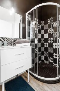 トゥールーズにあるChaleureux T2 centre ville au calme et patioのバスルーム(シャワー、白いドレッサー付) +6枚の写真