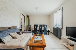 a living room with a couch and a coffee table at Charmante maison néo-bretonne in Plumaudan