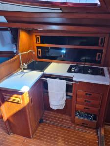 een keuken met een spoelbak en een fornuis op een boot bij Java Yate in Rota +7 foto's