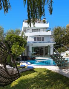 willa z basenem przed domem w obiekcie Villa Stefani with Private Pool w Atenach