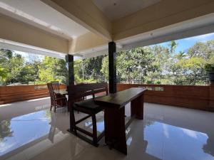Balkoni atau teres di Ubud Suites Batuan near Tegenungan Waterfall +12 gambar