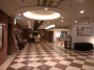 eine Lobby mit kariertem Boden in einem Laden in der Unterkunft Takamatsu Washington Hotel Plaza in Takamatsu