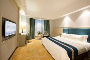 Una cama o camas en una habitación de Foshan Jiagao Business Hotel