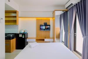 Postel nebo postele na pokoji v ubytování Serene Stay Studio Transpark Cibubur Apartment By Travelio + 16 fotografií
