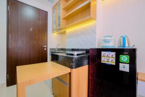 Kuchyň nebo kuchyňský kout v ubytování Serene Stay Studio Transpark Cibubur Apartment By Travelio