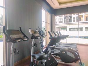 Fitness centrum a/nebo fitness zařízení v ubytování Serene Stay Studio Transpark Cibubur Apartment By Travelio