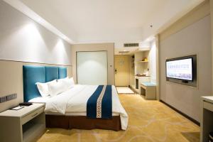 Una cama o camas en una habitación de Foshan Jiagao Business Hotel