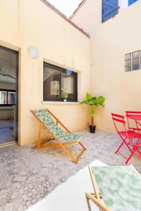 トゥールーズにあるChaleureux T2 centre ville au calme et patioのパティオ(椅子2脚、ハンモック付)