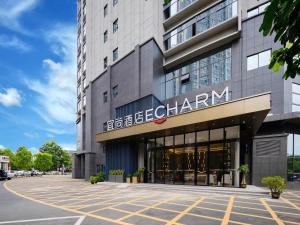 来宾宜尚酒店(来宾金融投资大厦政和步行街店)的正面有标志的建筑物