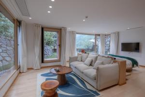 兴隆Vretreats Suyunjian Boutique Hotel的带沙发和桌子的客厅