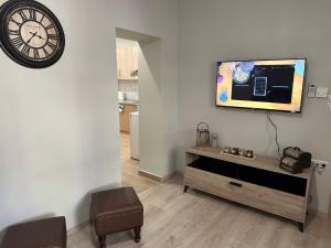 sala de estar con reloj en la pared en OlympiaHouse, en Drama