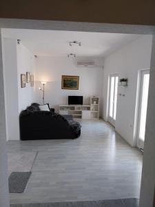 Televízia a/alebo spoločenská miestnosť v ubytovaní Apartments Josip