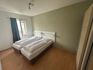 a bedroom with two beds and a window at Hami Apartments Hannover in Hannover
