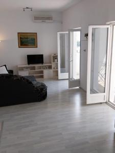Televízia a/alebo spoločenská miestnosť v ubytovaní Apartments Josip