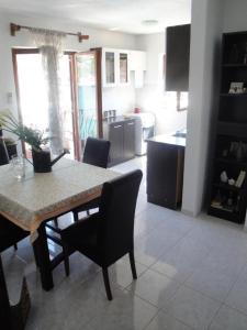een keuken en eetkamer met een tafel en stoelen bij Apartments Niki in Veliki Drvenik