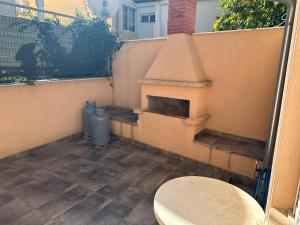 un horno de pizza al aire libre en un patio en OlympiaHouse, en Drama